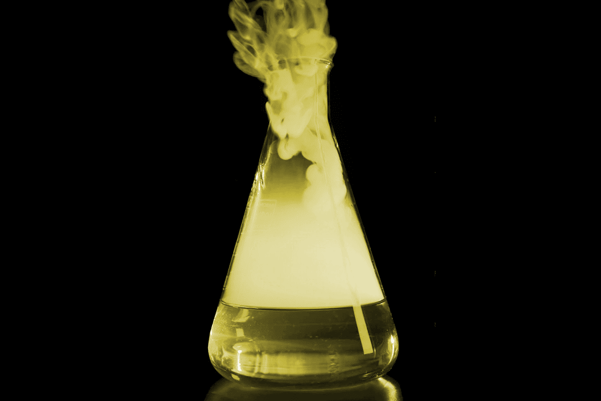 Nitric acid fire and explosive reaction in beaker